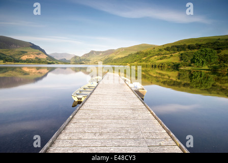 Riflessioni sulla Llyn Nantile in estate Foto Stock