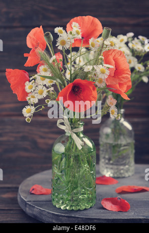Fiori di campo e di papavero fiori in vaso vintage su sfondo di legno Foto Stock