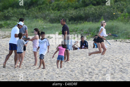 Sami Khedira (L) del tedesco della nazionale di calcio scrive autografi sulla spiaggia di fronte alla squadra hotel in Santo Andre, Brasile, 05 luglio 2014, mentre la sua fidanzata Lena Gercke (R) gioca con una racchetta palla spiaggia. La Coppa del Mondo FIFA 2014 ha luogo in Brasile dal 12 giugno al 13 luglio 2014. Foto: Marcus Brandt/dpa Foto Stock