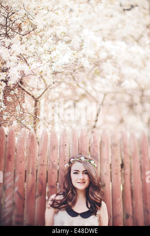 Giovane donna sotto l albero in fiore Foto Stock