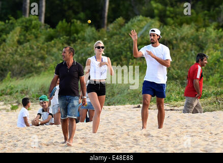 Sami Khedira (2-R) del tedesco della nazionale di calcio e la sua fidanzata Lena Gercke (C) a piedi lungo la spiaggia di fronte alla squadra hotel in Santo Andre, Brasile, 05 luglio 2014. La Coppa del Mondo FIFA 2014 ha luogo in Brasile dal 12 giugno al 13 luglio 2014. Foto: Marcus Brandt/dpa Foto Stock