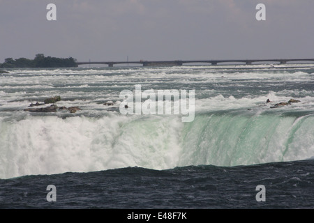 Dalla tabella Rock, in vista di un veloce movimento di acqua che fluisce oltre il baratro del Horseshoe Falls Foto Stock