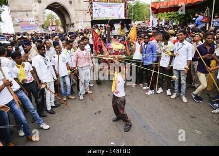 Giugno 29, 2014 - Ahmedabad, Gujarat/INDIA - Domenica 29 Giugno 2014 : Rath yatra era seguita da 98 camion e una partecipazione di 30 akhada e diversi bhajan mandali il rath yatra sarà in grado di coprire una distanza di 18 chilometri che copre alcuni dei comuni aree sensibili della vecchia città di Ahmedabad compresi Dariyapur e Shahpur in Ahmedabad, India. © Nisarg Lakhmani/NurPhoto/ZUMAPRESS.com/Alamy Live News Foto Stock