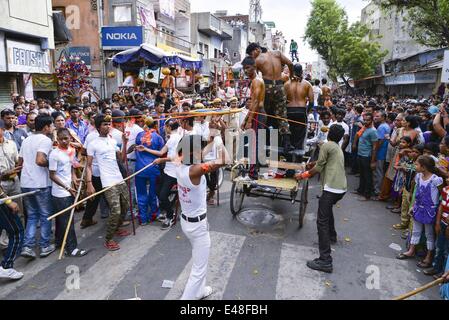 Giugno 29, 2014 - Ahmedabad, Gujarat/INDIA - Domenica 29 Giugno 2014 : Rath yatra era seguita da 98 camion e una partecipazione di 30 akhada e diversi bhajan mandali il rath yatra sarà in grado di coprire una distanza di 18 chilometri che copre alcuni dei comuni aree sensibili della vecchia città di Ahmedabad compresi Dariyapur e Shahpur in Ahmedabad, India. © Nisarg Lakhmani/NurPhoto/ZUMAPRESS.com/Alamy Live News Foto Stock