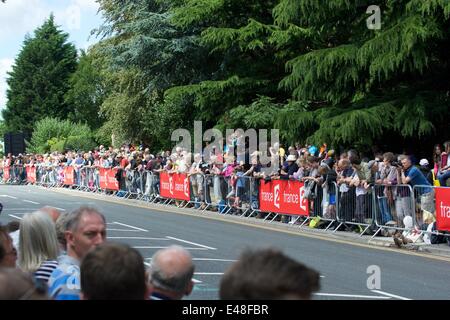 Harrogate, North Yorkshire, Regno Unito 05 luglio 2014 Folla di attendere al di fuori di Harrogate International Conference vicino al traguardo in previsione della finitura nel centro della citta'. Le Tour de France Harrogate, Regno Unito Foto Stock