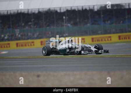 Towcester, Regno Unito. 5 Luglio, 2014. NICO ROSBERG della Germania e la Mercedes AMG Petronas F1 unità di squadra durante la sessione di qualifiche della Formula 1 Gran Premio di Gran Bretagna 2014 sul circuito di Silverstone a Towcester, Regno Unito. Credito: James Gasperotti/ZUMA filo/Alamy Live News Foto Stock