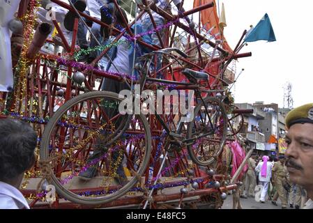 Giugno 29, 2014 - Ahmedabad, Gujarat/INDIA - Domenica 29 Giugno 2014 : Rath yatra era seguita da 98 camion e una partecipazione di 30 akhada e diversi bhajan mandali il rath yatra sarà in grado di coprire una distanza di 18 chilometri che copre alcuni dei comuni aree sensibili della vecchia città di Ahmedabad compresi Dariyapur e Shahpur in Ahmedabad, India. © Nisarg Lakhmani/NurPhoto/ZUMAPRESS.com/Alamy Live News Foto Stock