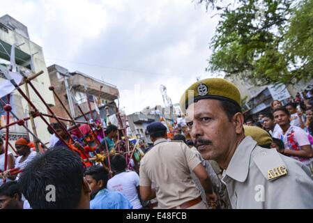 Giugno 29, 2014 - Ahmedabad, Gujarat/INDIA - Domenica 29 Giugno 2014 : Rath yatra era seguita da 98 camion e una partecipazione di 30 akhada e diversi bhajan mandali il rath yatra sarà in grado di coprire una distanza di 18 chilometri che copre alcuni dei comuni aree sensibili della vecchia città di Ahmedabad compresi Dariyapur e Shahpur in Ahmedabad, India. © Nisarg Lakhmani/NurPhoto/ZUMAPRESS.com/Alamy Live News Foto Stock