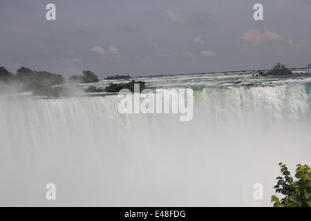 In rapido movimento di acqua che scorre al di sopra e a cascata verso il basso le Cascate Horseshoe Foto Stock