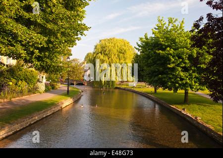 Bourton sull'acqua con il Fiume Windrush che corre attraverso il centro di piccoli ponti di pietra per attraversamento di Bourton sull'acqua GLOUCESTERSHIRE REGNO UNITO Foto Stock