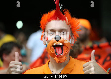 Salvador, Brasile. 5 Luglio, 2014. Un olandese si pone la ventola prima di un quarto di finale match tra Paesi Bassi e Costa Rica di 2014 FIFA World Cup presso l'Arena Fonte Nova Stadium in Salvador, Brasile, il 5 luglio 2014. Credito: Cao può/Xinhua/Alamy Live News Foto Stock