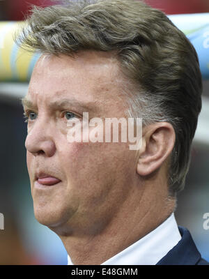 Salvador, Brasile. 5 Luglio, 2014. Paesi Bassi il pullman Louis van Gaal si affaccia sulla prima di un quarto di finale match tra Paesi Bassi e Costa Rica di 2014 FIFA World Cup presso l'Arena Fonte Nova Stadium in Salvador, Brasile, il 5 luglio 2014. Credito: Lui Siu Wai/Xinhua/Alamy Live News Foto Stock