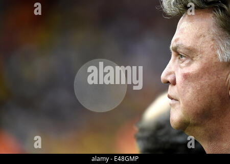 Salvador, Brasile. 5 Luglio, 2014. Paesi Bassi il pullman Louis van Gaal si affaccia sulla prima di un quarto di finale match tra Paesi Bassi e Costa Rica di 2014 FIFA World Cup presso l'Arena Fonte Nova Stadium in Salvador, Brasile, il 5 luglio 2014. Credito: Lui Siu Wai/Xinhua/Alamy Live News Foto Stock