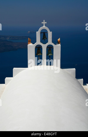 Vista mozzafiato che si affaccia sul Mar Egeo, bianco con tetto della chiesa, Thira, Imerovigli, SANTORINI, CICLADI Grecia, Foto Stock