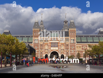 Il Rijksmuseum Amsterdam con le parole IAMSTERDAM nella Zona museo/i. Foto Stock