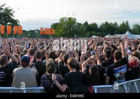 Sonisphere Rock Festival. Come preludio al set degli Iron Maiden, e coinvolgendo il cantante principale della band Bruce Dickinson che pilotava il suo Fokker Dr.i Triplane, 9 riproduzione combattenti britannici e tedeschi della prima guerra mondiale mostrati in un combattimento su Knebworth. Fan di rock che guardano Foto Stock