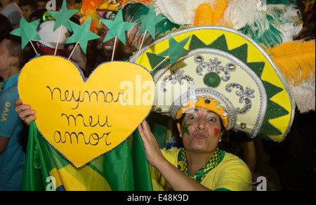 Calcio brasiliano ventilatore mostra un banner come frequenta un Brasile nazionale di calcio corrisponde al FIFA Fan Fest a Copacabana beach. Foto Stock