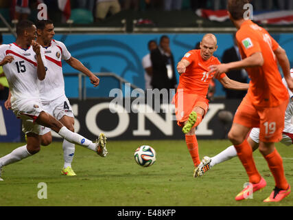 Salvador, Brasile. 5 Luglio, 2014. Paesi Bassi" Arjen Robben (3 L) passa la palla durante un quarto di finale match tra Paesi Bassi e Costa Rica di 2014 FIFA World Cup presso l'Arena Fonte Nova Stadium in Salvador, Brasile, il 5 luglio 2014. Paesi Bassi ha vinto 4-3 sulle sanzioni su Costa Rica dopo un pareggio (0-0 e qualificato per le semifinali sabato. Credito: Guo Yong/Xinhua/Alamy Live News Foto Stock