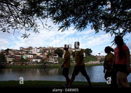 Salvador, Brasile. 5 Luglio, 2014. La gente a piedi dall'Arena Fonte Nova Stadium prima di un quarto di finale match tra Paesi Bassi e Costa Rica di 2014 FIFA World Cup in Salvador, Brasile, il 5 luglio 2014. Credito: Guillermo Arias/Xinhua/Alamy Live News Foto Stock