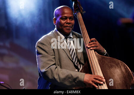 Cuban Orquesta Buena Vista Social Club feat. Omara Portuondo suona presso il Teatro della foresta di Salonicco, Grecia su Adios Tour, il loro ultimo tour mondiale. Sabato, 5 Luglio 2014 Foto Stock