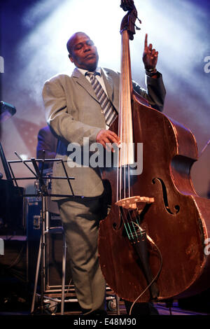 Cuban Orquesta Buena Vista Social Club feat. Omara Portuondo suona presso il Teatro della foresta di Salonicco, Grecia su Adios Tour, il loro ultimo tour mondiale. Sabato, 5 Luglio 2014 Foto Stock