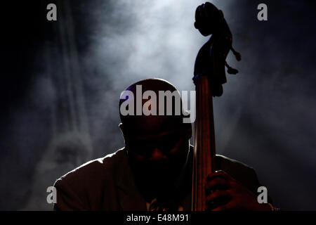 Cuban Orquesta Buena Vista Social Club feat. Omara Portuondo suona presso il Teatro della foresta di Salonicco, Grecia su Adios Tour, il loro ultimo tour mondiale. Sabato, 5 Luglio 2014 Foto Stock