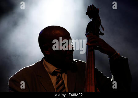 Cuban Orquesta Buena Vista Social Club feat. Omara Portuondo suona presso il Teatro della foresta di Salonicco, Grecia su Adios Tour, il loro ultimo tour mondiale. Sabato, 5 Luglio 2014 Foto Stock