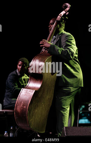 Cuban Orquesta Buena Vista Social Club feat. Omara Portuondo suona presso il Teatro della foresta di Salonicco, Grecia su Adios Tour, il loro ultimo tour mondiale. Sabato, 5 Luglio 2014 Foto Stock