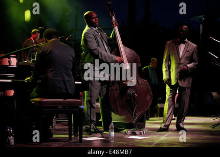 Cuban Orquesta Buena Vista Social Club feat. Omara Portuondo suona presso il Teatro della foresta di Salonicco, Grecia su Adios Tour, il loro ultimo tour mondiale. Sabato, 5 Luglio 2014 Foto Stock