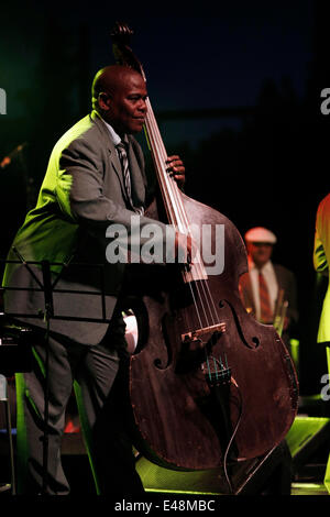 Cuban Orquesta Buena Vista Social Club feat. Omara Portuondo suona presso il Teatro della foresta di Salonicco, Grecia su Adios Tour, il loro ultimo tour mondiale. Sabato, 5 Luglio 2014 Foto Stock