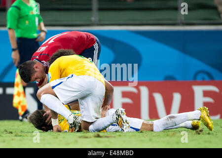 (F-B) Marcelo, Neymar (BRA), James Rodriguez (COL), 4 luglio 2014 - Calcio : Brasile Neymar giace ferito sul passo dopo una sfida da parte del governo della Colombia Camilo Zuniga (non in foto) durante la Coppa del Mondo FIFA Brasile 2014 quarti di finale match tra Brasile 2-1 Colombia a Estadio Castelao Stadium a Fortaleza Brasile. (Foto di Maurizio Borsari/AFLO) Foto Stock