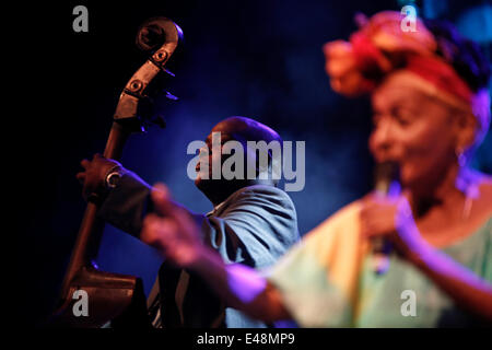 Cuban Orquesta Buena Vista Social Club feat. Omara Portuondo suona presso il Teatro della foresta di Salonicco, Grecia su Adios Tour, il loro ultimo tour mondiale. Sabato, 5 Luglio 2014 Foto Stock