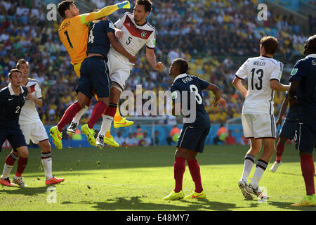 Rio de Janeiro, Brasile. 4 Luglio, 2014. Hugo Lloris (FRA), Mats Hummels (GER) Calcio/Calcetto : Coppa del Mondo FIFA Brasile 2014 quarti di finale match tra Francia 0-1 Germania al Estadio do Maracana di Rio de Janeiro in Brasile . Credito: ESTREMO ORIENTE PREMERE/AFLO/Alamy Live News Foto Stock