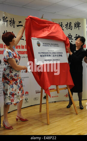 Bucarest, Romania. 5 Luglio, 2014. Della Cina di Ambasciatore di Romania Huo Yuzhen (R) e la Romania il Sottosegretario di Stato con il Ministero della Pubblica Istruzione Liliana Preoteasa svelare l insegnamento cinese della scuola di placca in Bucarest, la capitale della Romania, 5 luglio 2014. L inaugurazione di una scuola cinese di insegnamento e la cerimonia di assegnazione del "Sogno cinese " Borse di studio che si tengono qui il sabato. Credito: Lin Huifen/Xinhua/Alamy Live News Foto Stock