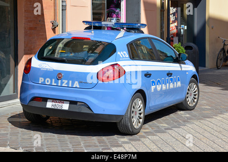 Auto di polizia Fiat blu italiana parcheggiata fuori dai negozi nel centro di Ravenna in Emilia-Romagna Italia Europa Foto Stock