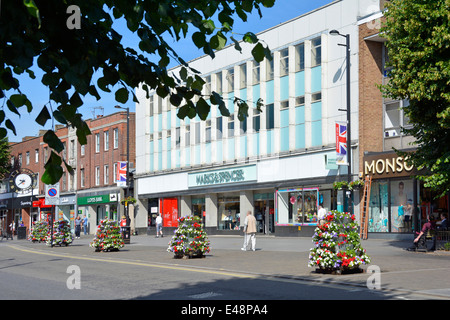 Marchi e Spencers high street negozio con pavimentazione decorazioni floreali fornite dagli enti locali consiglio comunale Foto Stock
