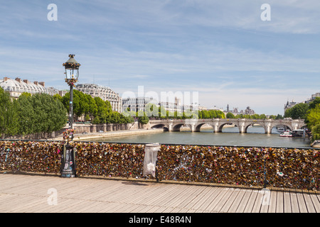 Amore si blocca sul Pont des Arts Parigi. Foto Stock
