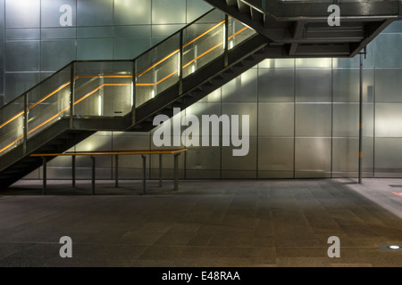 Vuoto, deserte Heron Quays Docklands Light Railway Station scalinata e illuminazione , Canary Wharf, London, Regno Unito Foto Stock