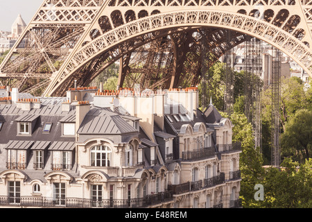 La Torre Eiffel a Parigi, Francia. Si tratta di uno dei più visitati luoghi di tutto il mondo. Foto Stock