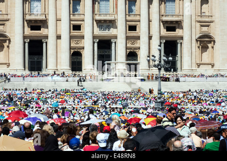 Fedeli convenuti in Piazza San Pietro in Vaticano durante una udienza papale. Foto Stock