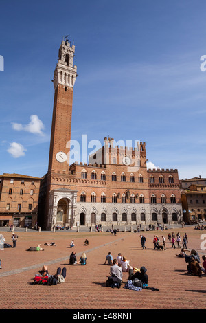 Il Palazzo Pubblico e la sua Torre del Mangia in Piazza del Campo a Siena. Foto Stock