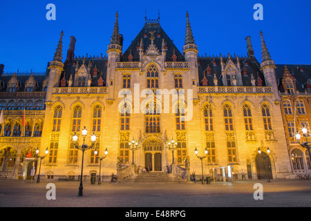 BRUGES, Belgio - 11 giugno 2014: il Grote Markt e il Provinciaal Hof edificio gotico nella luce della sera. Foto Stock