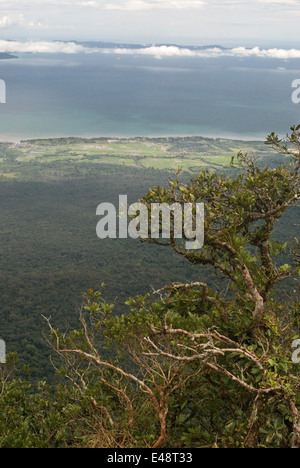 Bokor Parco Nazionale. Luogo privilegiato per osservare la vicina isola vietnamita di Phu Quoc. La principale attrazione di Bokor National Foto Stock