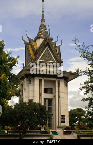 Teschi in 'Killing Fields di Choeung Ek.' Phnom Penh. Il più noto monumento della Killing Fields è presso il villaggio di Choeung Foto Stock
