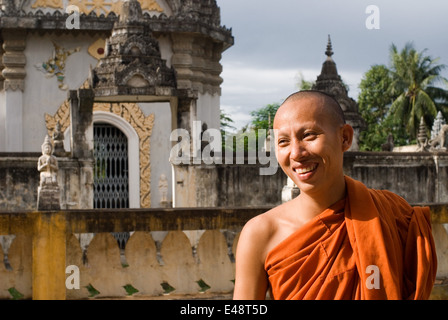 Monaco buddista di Wat Kandal Battambang. Pur essendo la seconda città più grande della Cambogia, con una popolazione di oltre 250.000 e Foto Stock