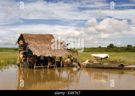 Le barche sul Fiume Sangker. Viaggio da Battambang a Siemp Reap. Una barca di un giorno viaggi di Siem Reap (per Angkor) per Battamb Foto Stock