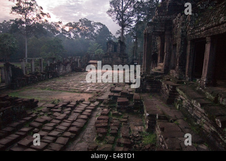 Al di fuori di Angkor Thom. Angkor Thom significa 'grande citta' in Khmer. Il 12esimo secolo buddista royal city è soprattutto famosa per i Foto Stock