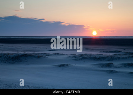 Tramonto sulle dune di sabbia, Borkum, Est Isole Frisone, Frisia orientale, Bassa Sassonia, Germania, Europa Foto Stock