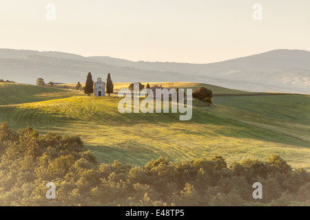 Cappella di Vitaleta in Val d'Orcia. La zona è stata protetta dall'UNESCO come Sito del Patrimonio Mondiale. Foto Stock