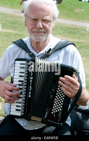 Il membri del Yardarm folk orchestra svolge un formare fisarmonica in Altab Ali Park, Whitechapel, prima del mese di marzo. Foto Stock